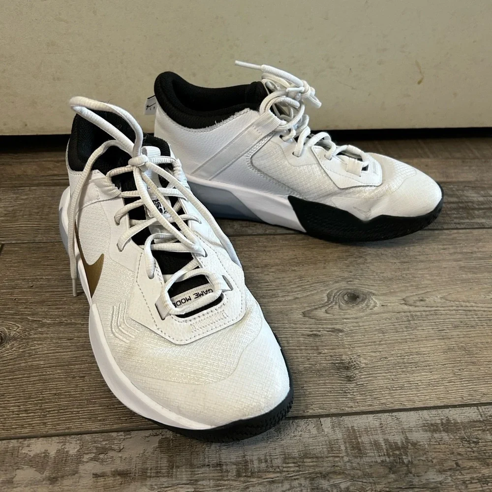 Nike Boys Air Zoom Crossover DC5216-100 White gold Basketball Sneakers Sz 6Y